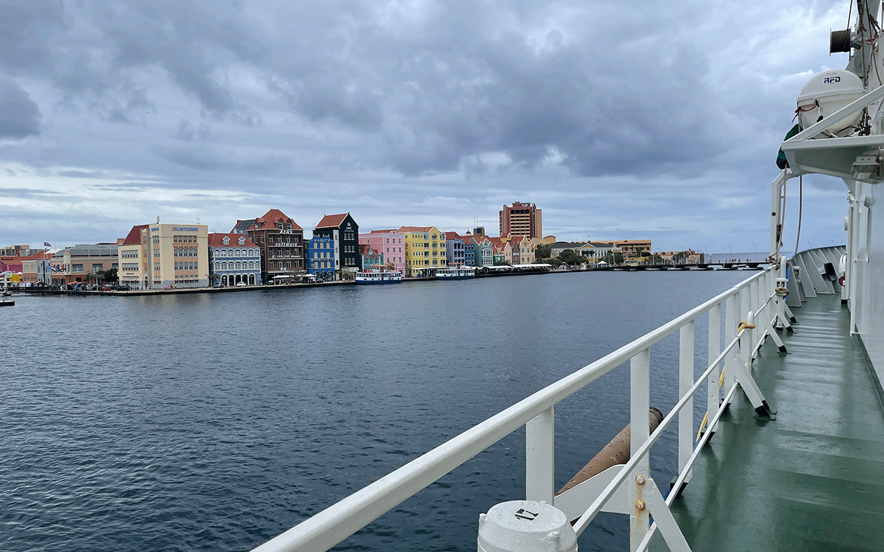 The RV Pelagia returning to port in Willemstad, Curaçao (Photo Credit: Linda Amaral-Zettler).