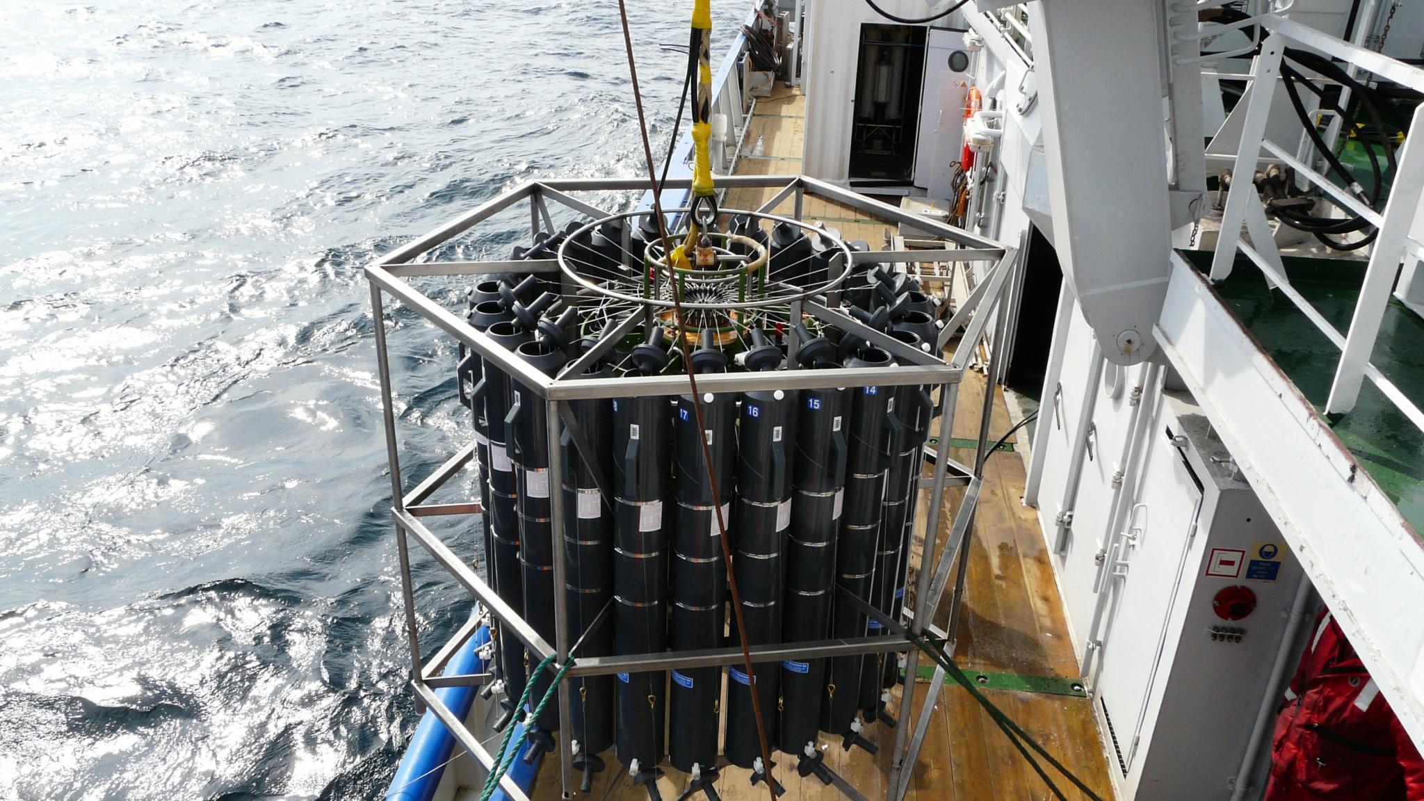 Zeemeetapparatuur met een kabelverbinding naar RV Pelagia
