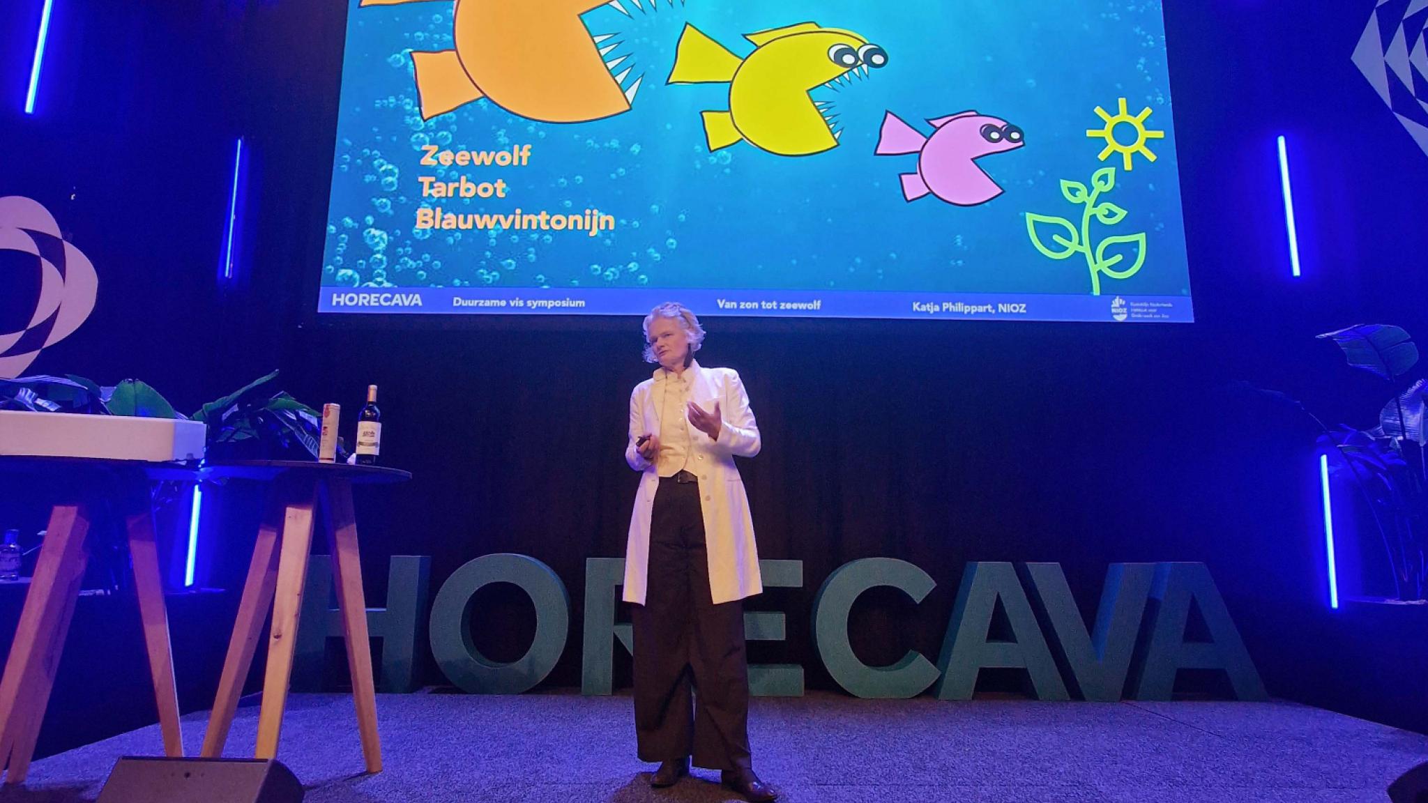 Katja Philippart voor een presentatiescherm