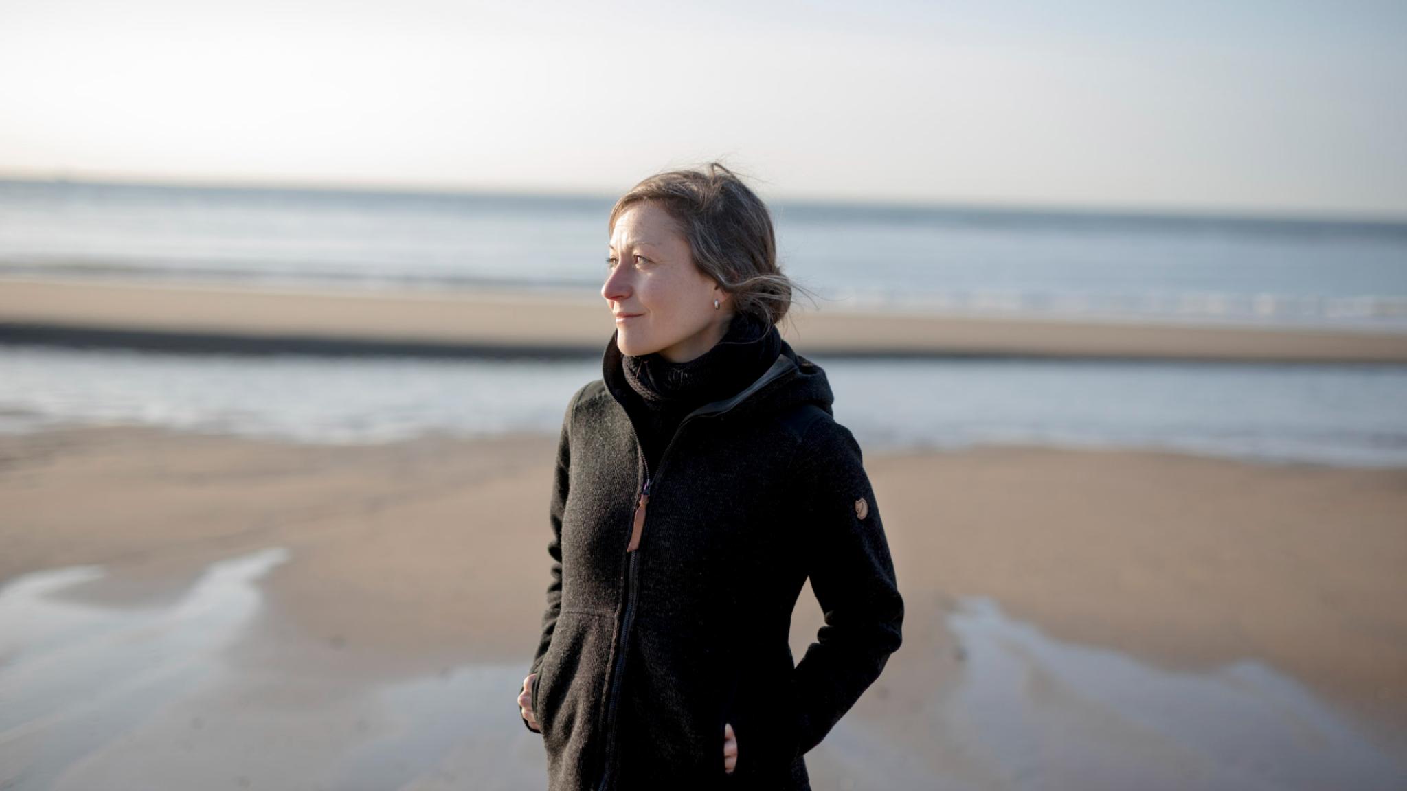 Anja Spang on the beach (photo: Anneke Hymmen)