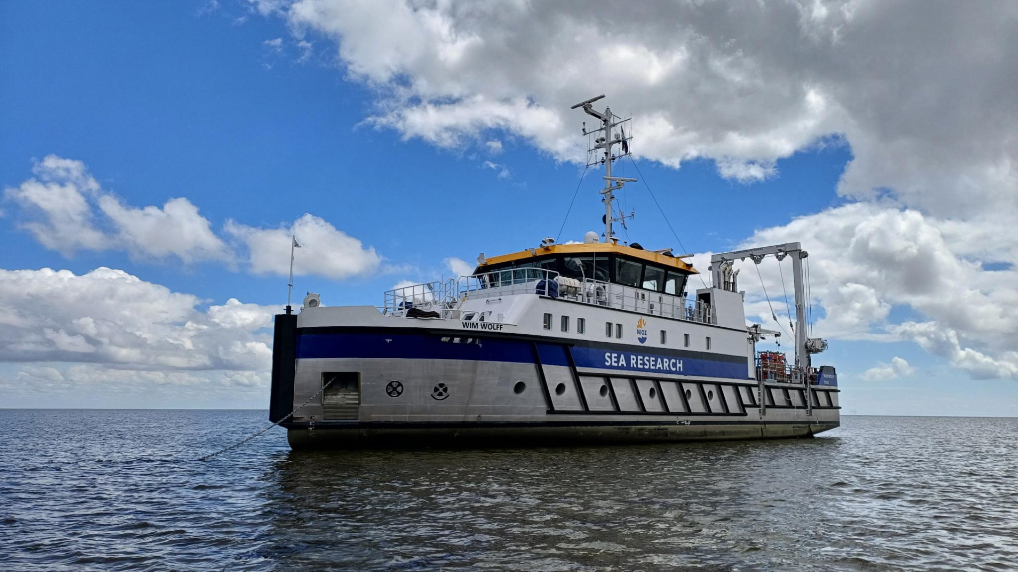 RV Wim Wolff almost falling dry on mudflat 'de Driesprong' during the SIBES sampling expedition in the summer of 2024 (photo: Dennis Mosk)