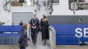 Queen Máxima and others walking from the ship