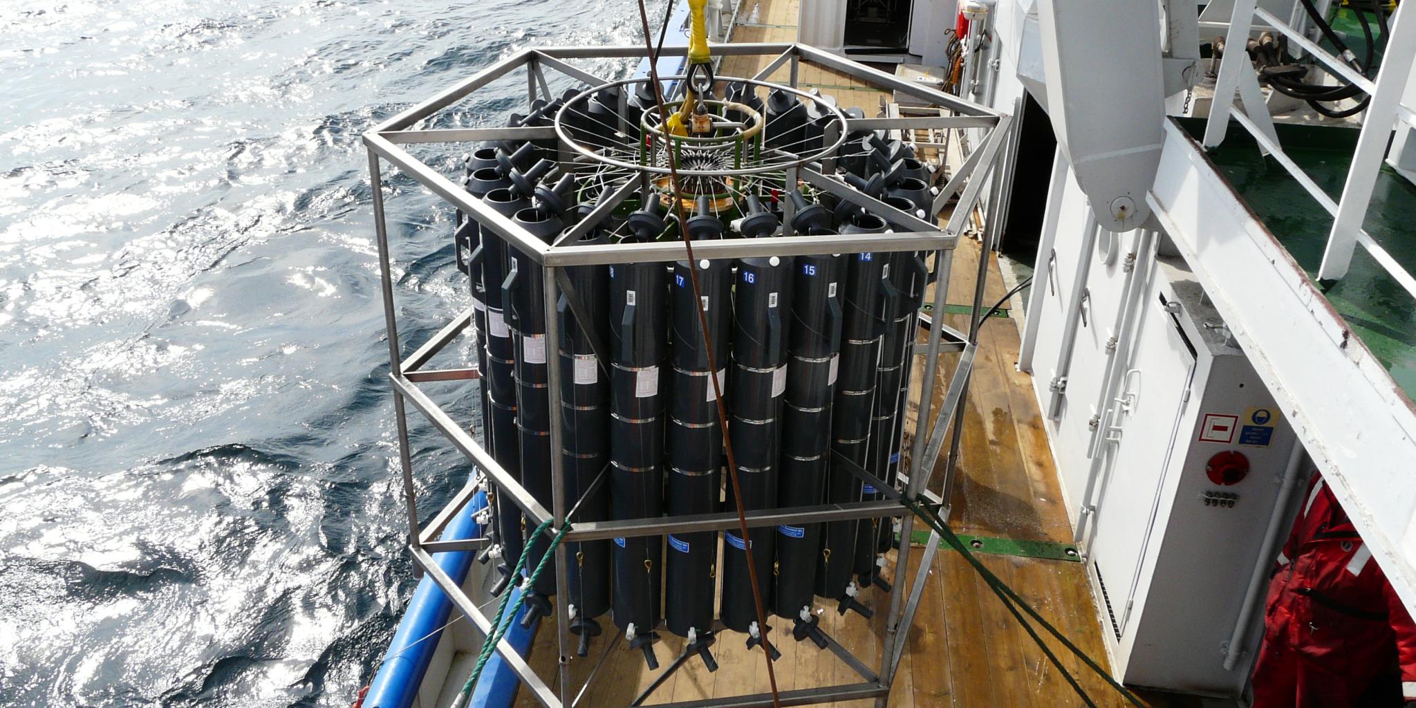 Sea measuring equipment with a cable connection to RV Pelagia