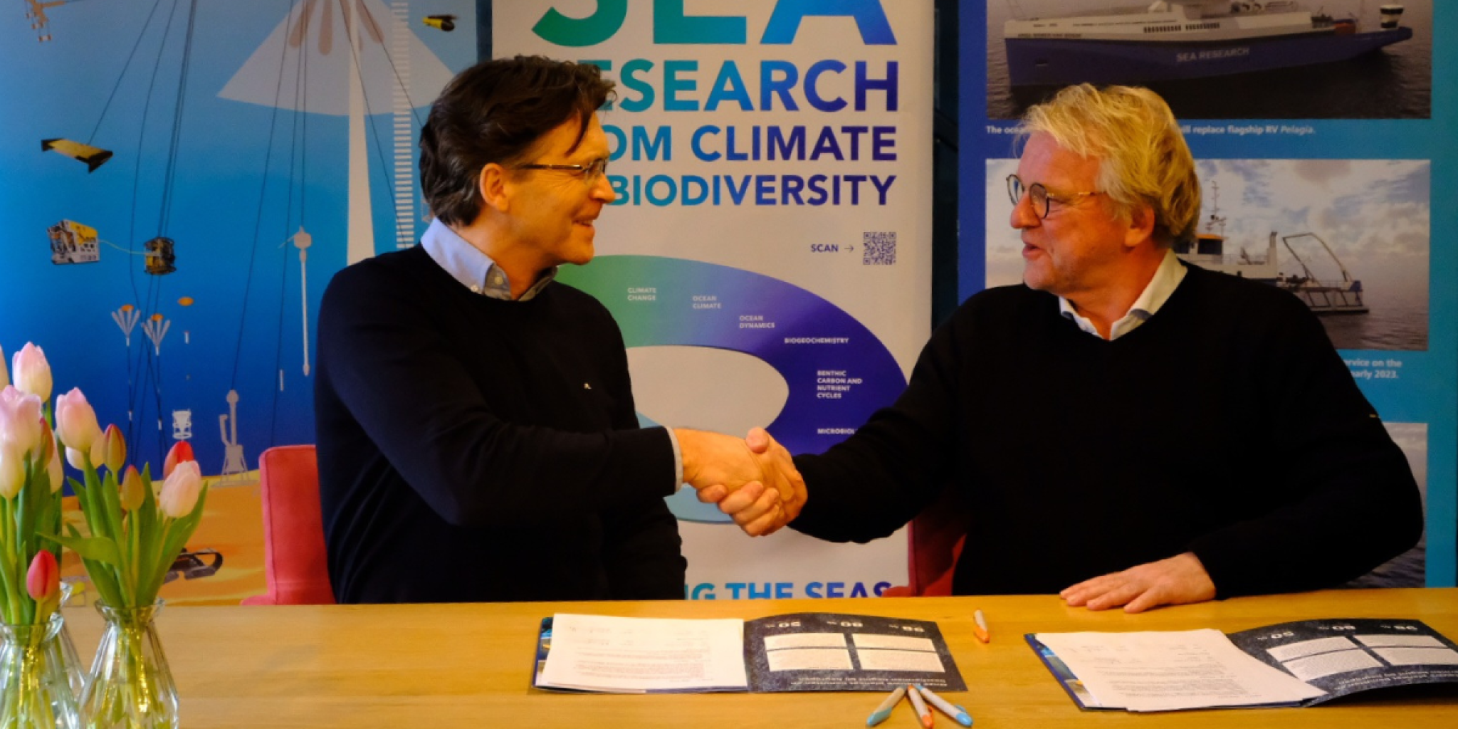 NIOZ-directeur Han Dolman en Tore Nedland, directeur van Kystdesign, ondertekenden het contract voor de bouw van de onderwaterrobot bij NIOZ op 28 januari.