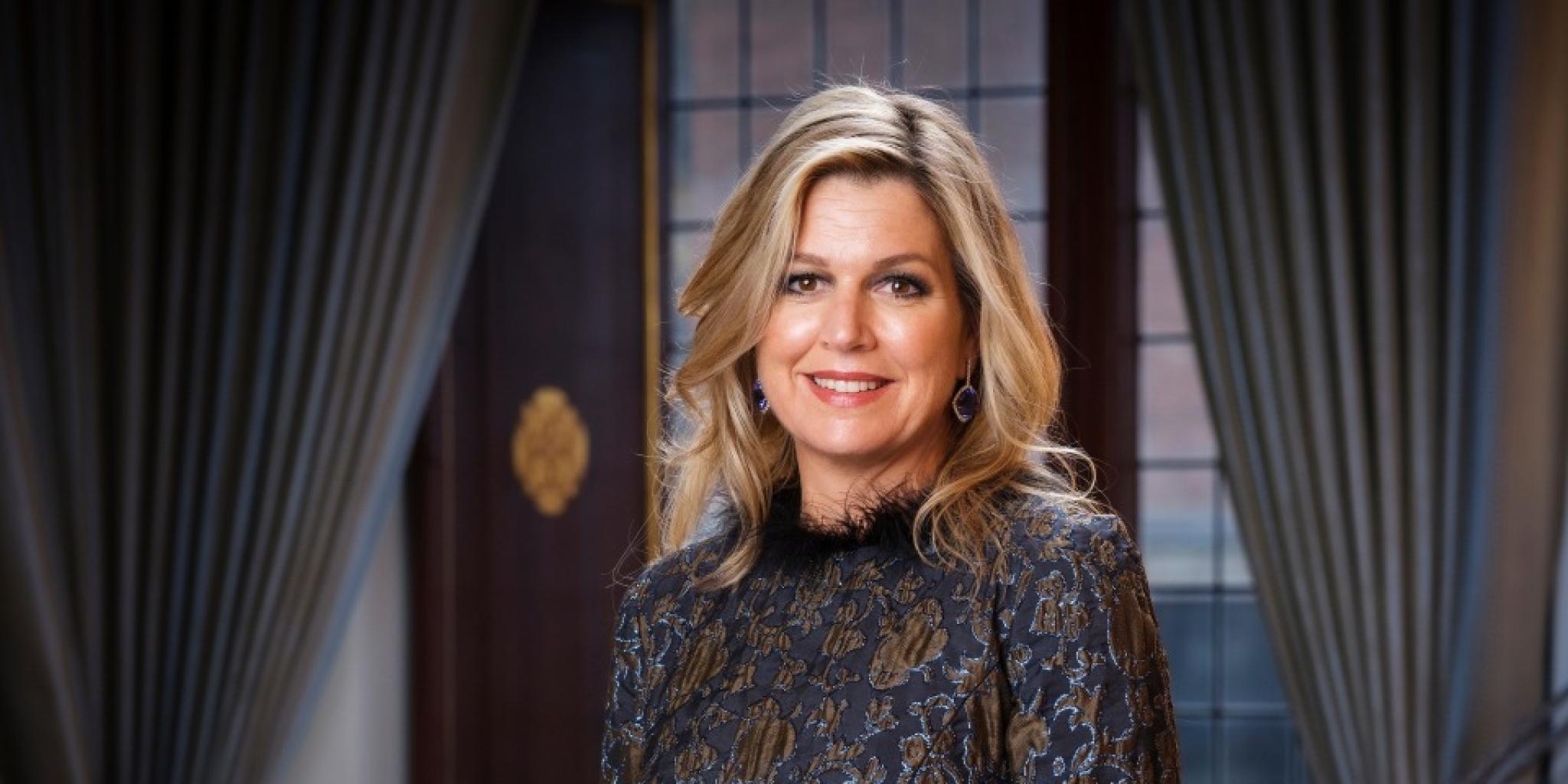 Portretfoto van Koningin Maxima in een koninklijke balzaal