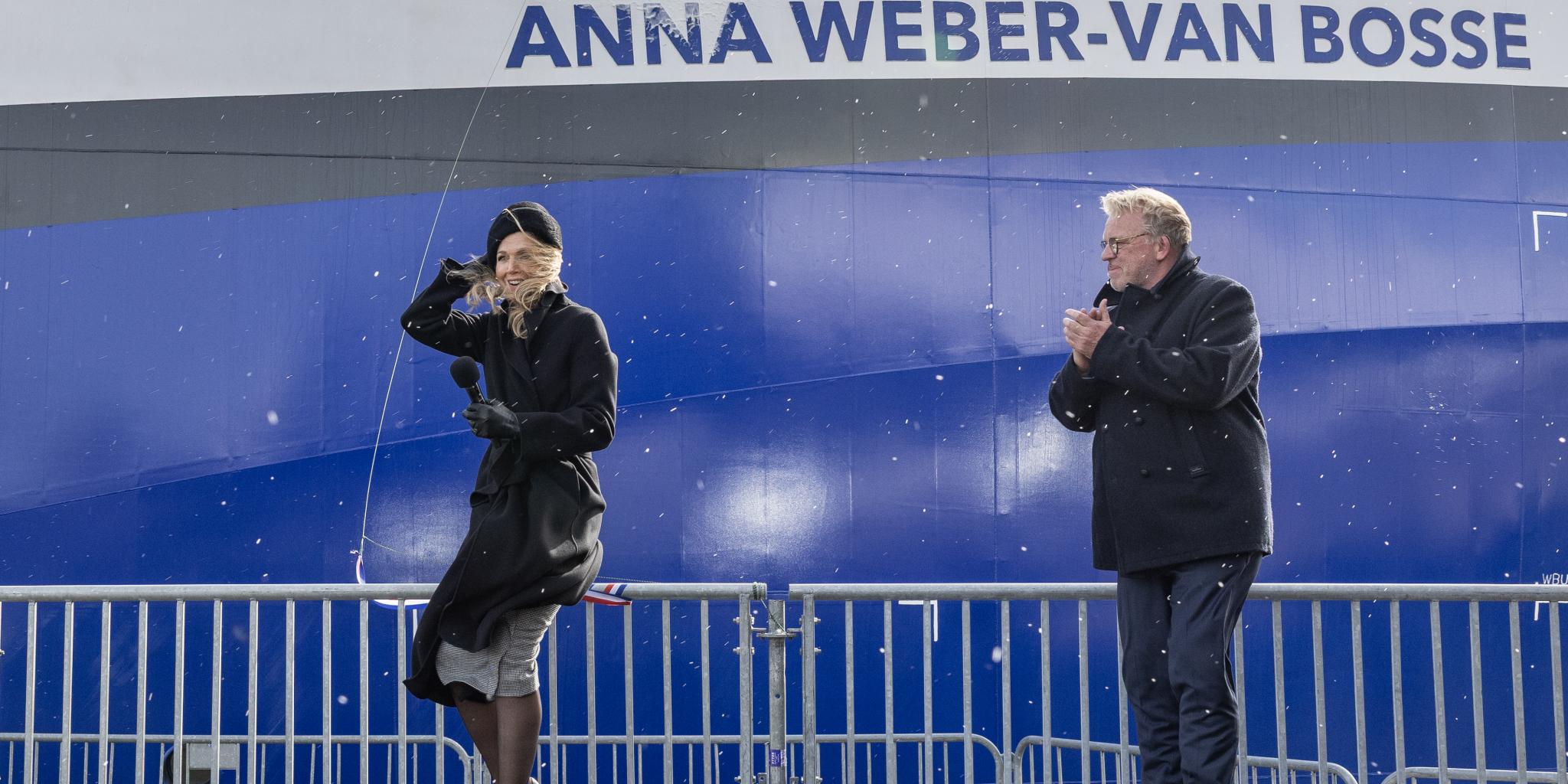 Queen Máxima and Han Dolman next to the ship