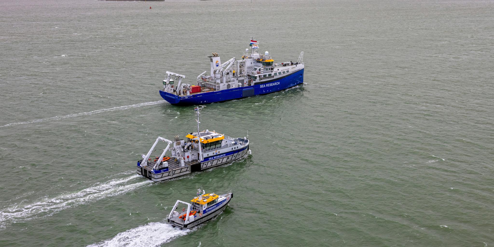 De volledige nieuwe vloot gefotografeerd vanuit de lucht, tijdens de eerste aankomt van de Anna Weber-van Bosse op Texel