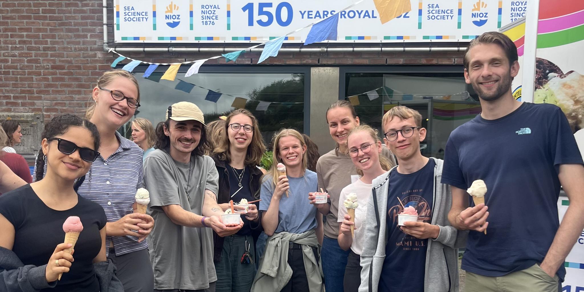 Students posing with icecreams in front of the NIOZ building