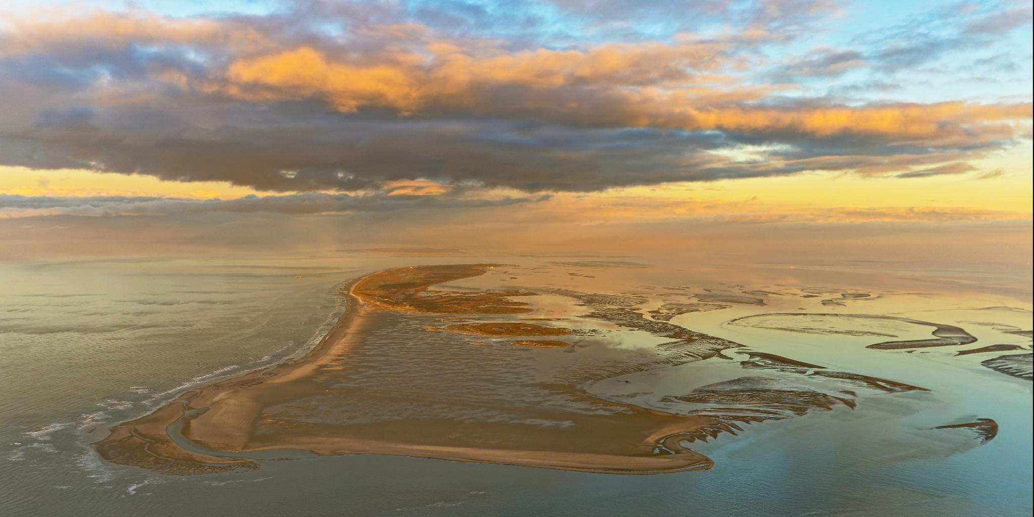 Waddenzee bij zonsopgang.
