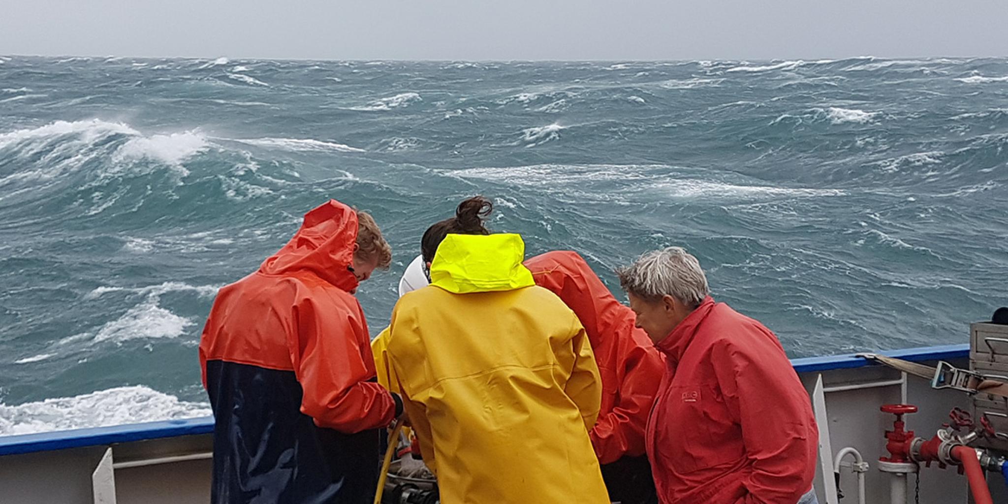 De bemanning van RV Pelagia werkt om de apparatuur naar buiten te krijgen, voordat de storm toeslaat (afbeelding: Justin Tiano/NIOZ)