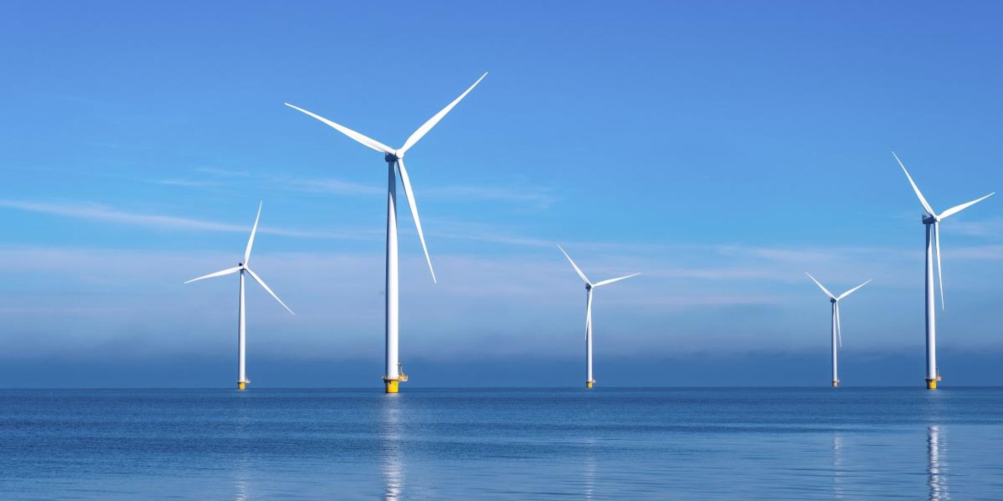 Windmolens in een rustige blauwe zee