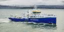 Blauw onderzoeksschip vaart langs de Spaanse kust