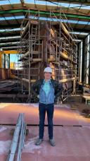 Gert-Jan Reichart poseert voor het schip in aanbouw