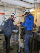 1)	Preparing a larger sediment core for analysis with the microsensors. (picture: Margaux Brandon/NIOZ)